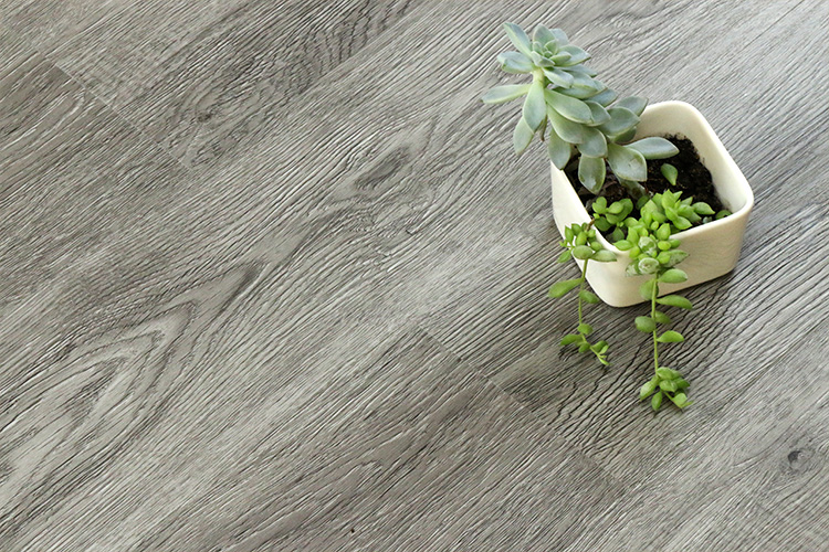 Напольное покрытие из каменно-пластикового композита